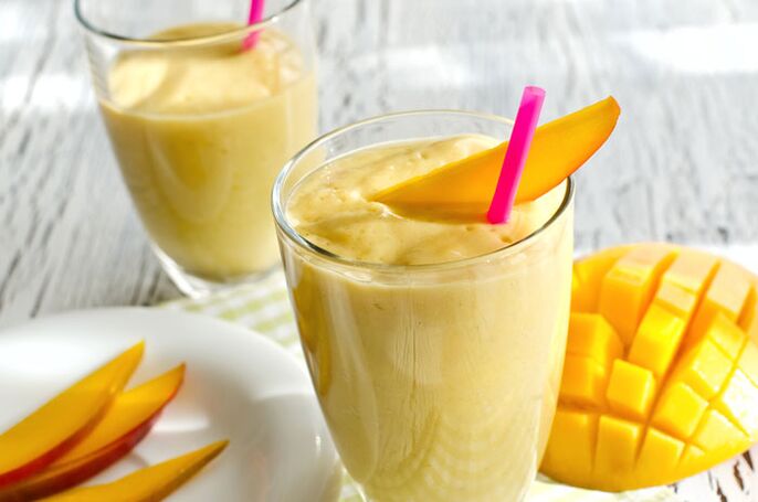 Smoothie au yaourt à la mangue et à l'orange pour perdre du poids