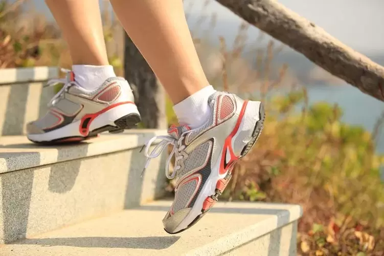 Prendre les escaliers est un moyen de renforcer les muscles des jambes et de perdre du poids