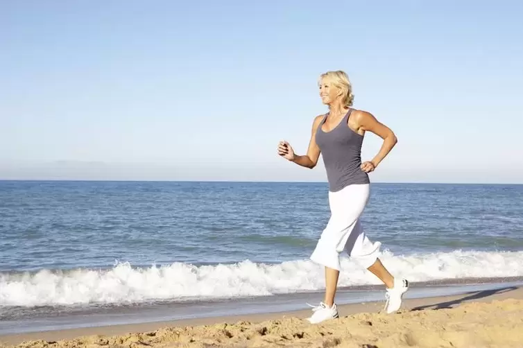 Une femme âgée faisant du jogging pour perdre du poids et une bonne fonction cardiaque