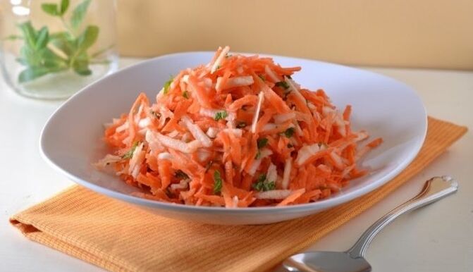 La salade diététique de carottes et de pommes apportera des vitamines au corps d'une personne qui perd du poids